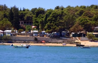 Pogled na kamp z morske strani